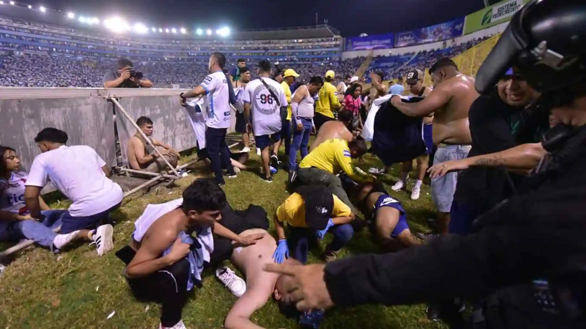 Tragedia en El Salvador: al menos 12 muertos por una estampida en un estadio de fútbol