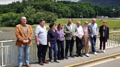 Adrián Barbón durante la visita al puente Emilio Llamedo Adrián Barbón durante la visita al puente Emilio Llamedo