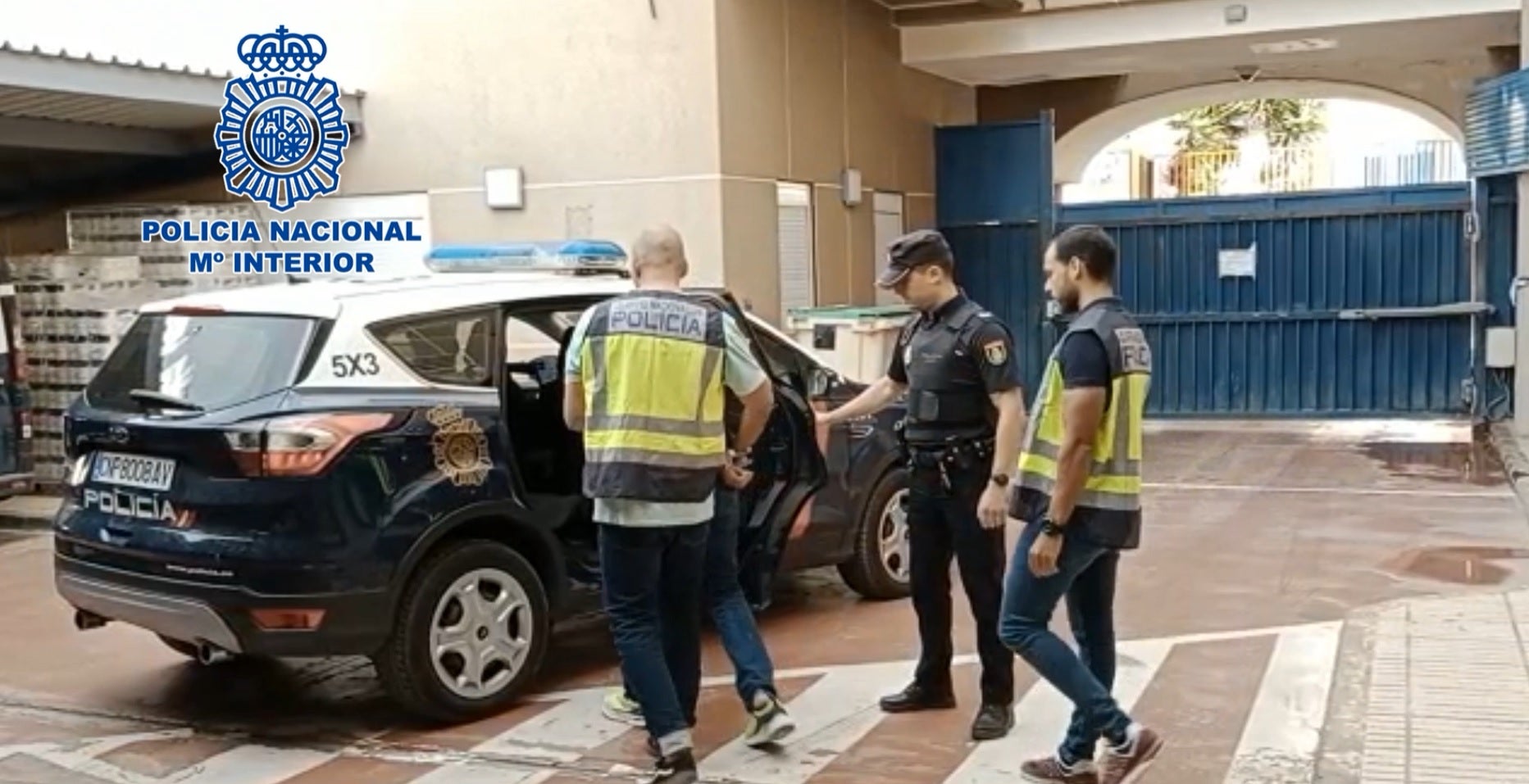 La Policía Nacional detiene a un hombre y esclarece 27 incendios de vehículos provocados, entre ellos, un furgón policial La Policía Nacional detiene a un hombre y esclarece 27 incendios de vehículos provocados, entre ellos, un furgón policial