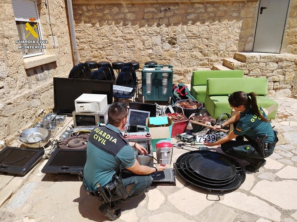 La Guardia Civil detiene en Aspe y Novelda a cuatro personas por robar cuatro veces en un mes en un hotel en obras de La Romana La Guardia Civil detiene en Aspe y Novelda a cuatro personas por robar cuatro veces en un mes en un hotel en obras de La Romana