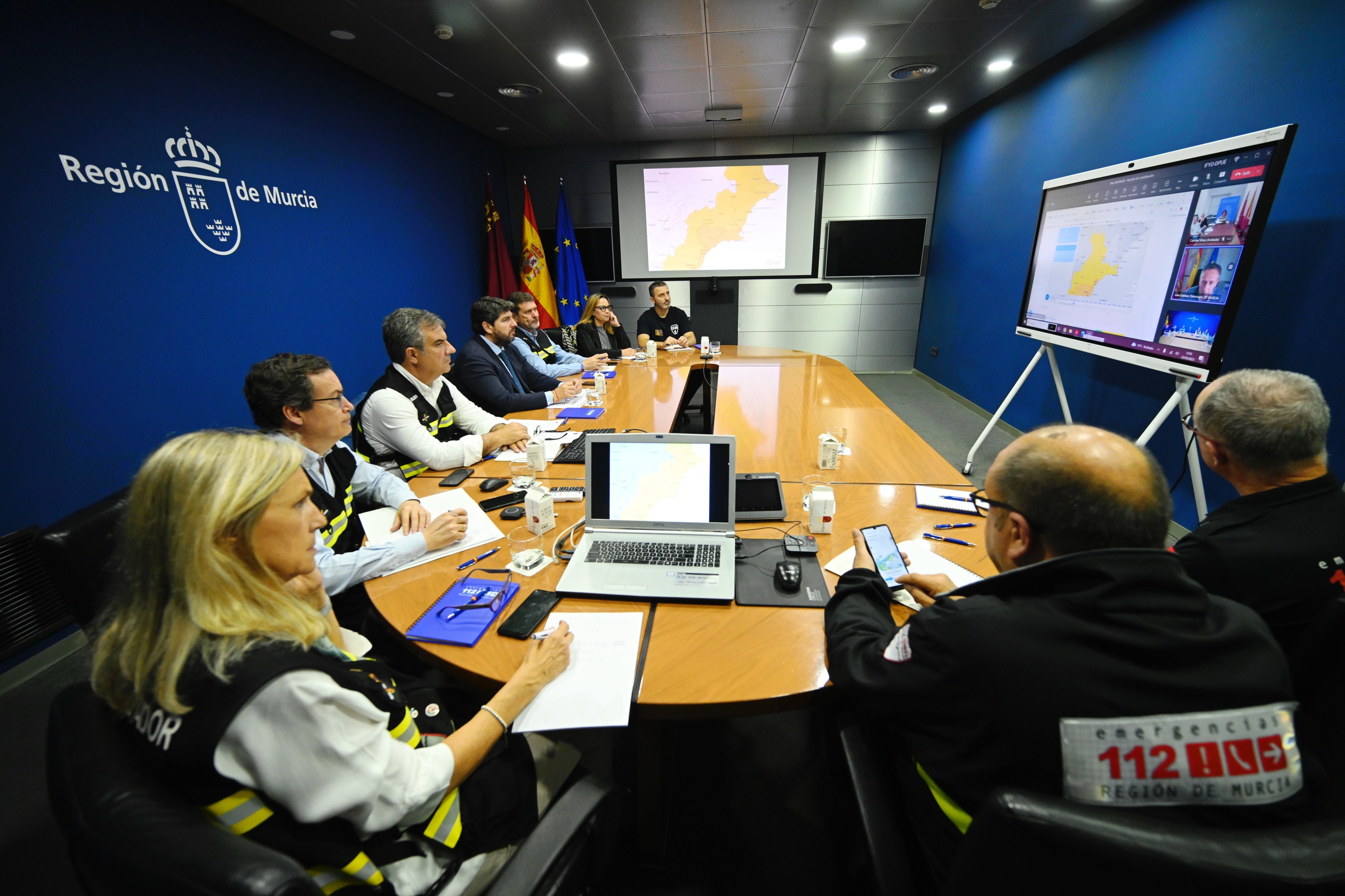 La Comunidad pide evitar desplazamientos y refuerza el número de bomberos La Comunidad pide evitar desplazamientos y refuerza el número de bomberos