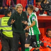 El entrenador del Real Betis, Pellegrini habla con Joaquín durante el derbi.