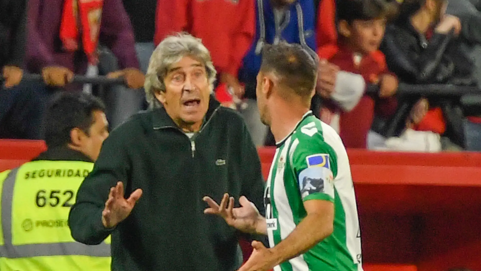 El entrenador del Real Betis, Pellegrini habla con Joaquín durante el derbi.