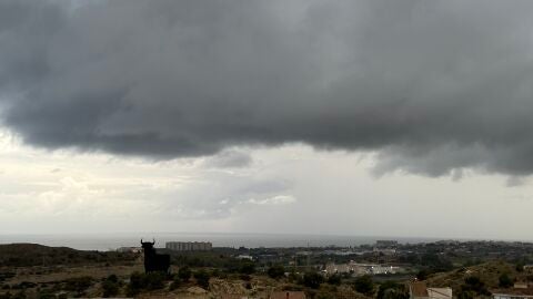 marina baixa la vila joiosa cielos cubiertos con lluvia y tormenta