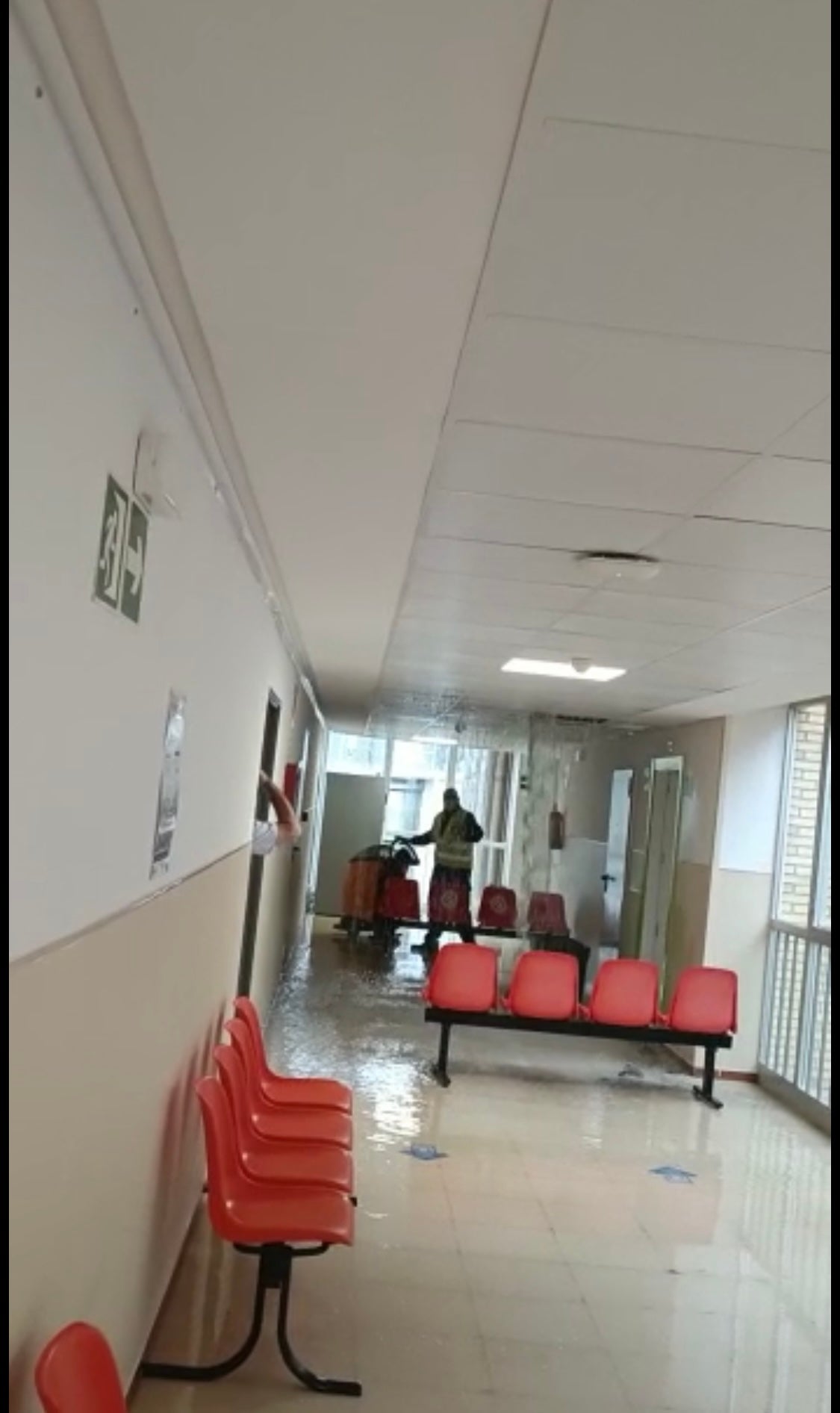 Una tubería rota por la lluvia inunda la segunda planta del hospital Marina Baixa Una tubería rota por la lluvia inunda la segunda planta del hospital Marina Baixa
