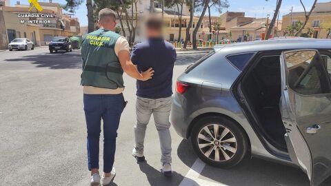 Un agente de la Guardia Civil de Novelda con el detenido. 