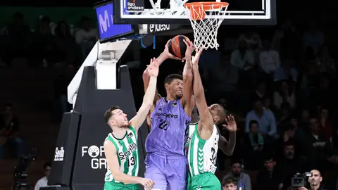 Walter Tavares captura el balón ante Bertans y Eulis Baez. Walter Tavares captura el balón ante Bertans y Eulis Baez.
