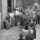 Personas haciendo cola para recibir comida durante la guerra civil española