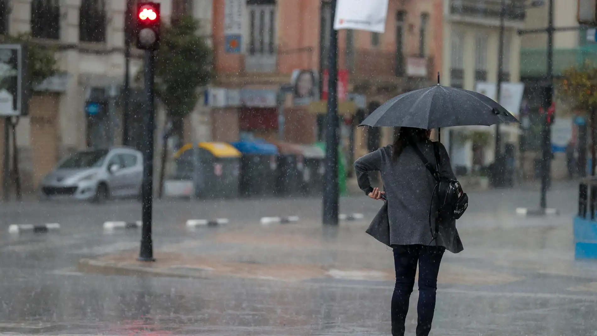Una persona se protege de la lluvia.