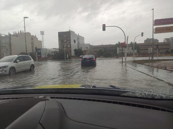 Las lluvias llenan el pantano del Amadorio pero provocan cortes de calles y suspensión de clases Las lluvias llenan el pantano del Amadorio pero provocan cortes de calles y suspensión de clases