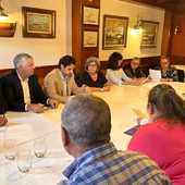 El PP de Torrevieja rubrica un nuevo contrato electoral con los 'Hippies' del Paseo de la Libertad El PP de Torrevieja rubrica un nuevo contrato electoral con los 'Hippies' del Paseo de la Libertad