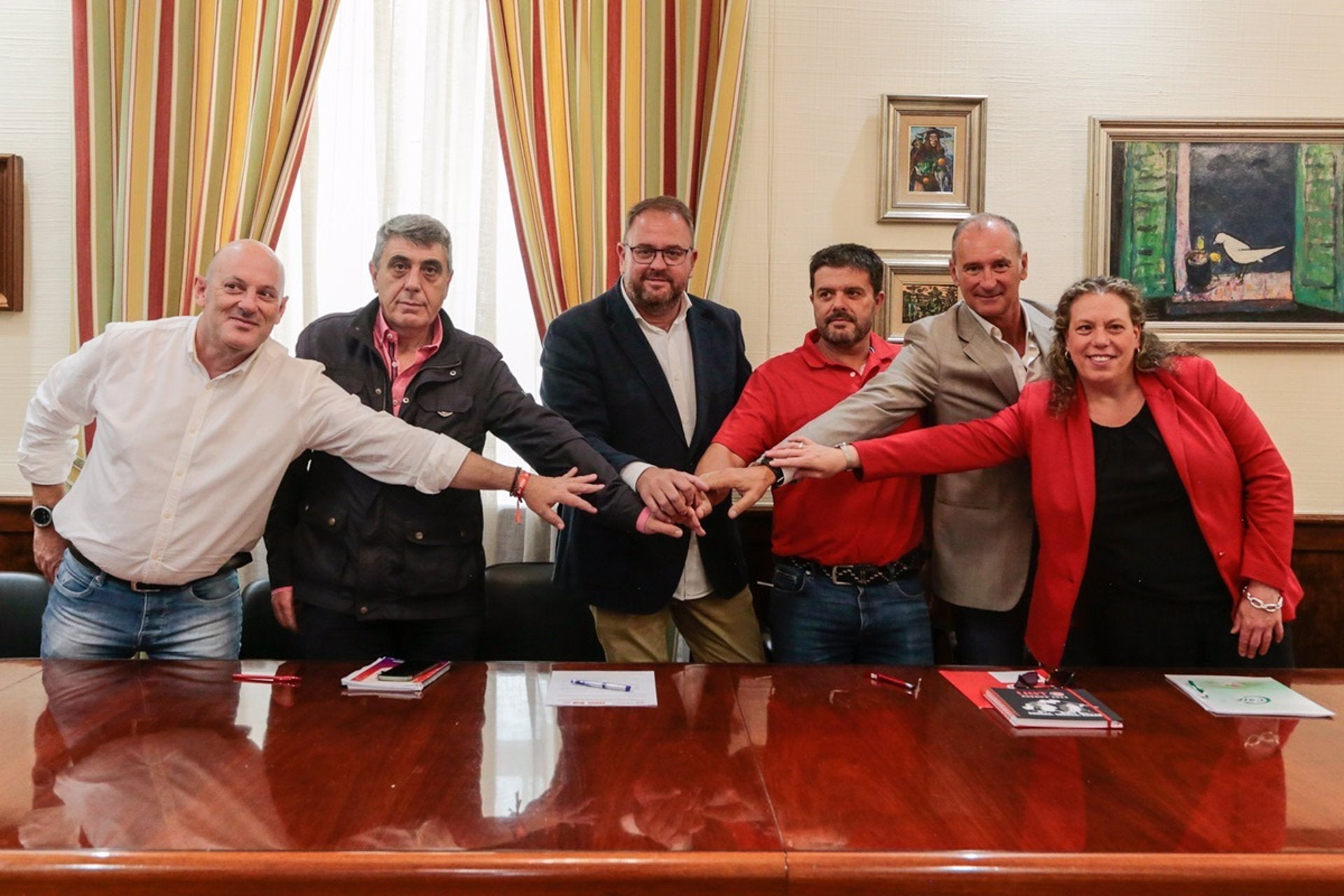 El Ayuntamiento de Mérida y UGT, CCOO y CSIF firman un acuerdo con mejoras para los empleados públicos hasta 2027 El Ayuntamiento de Mérida y UGT, CCOO y CSIF firman un acuerdo con mejoras para los empleados públicos hasta 2027