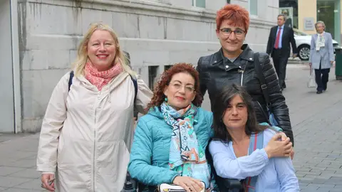 La candidata de Podemos a la Alcaldía de Oviedo, Belén Suárez Prieto, junto a la portavoz de Podemos Oviedo, Lluisa Nogueiros y dos miembros de su candidatura. La candidata de Podemos a la Alcaldía de Oviedo, Belén Suárez Prieto, junto a la portavoz de Podemos Oviedo, Lluisa Nogueiros y dos miembros de su candidatura.