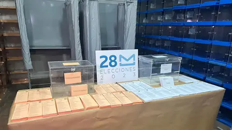 Urnas y papeletas en Alicante para las elecciones municipales y autonómicas del 28M. Urnas y papeletas en Alicante para las elecciones municipales y autonómicas del 28M.