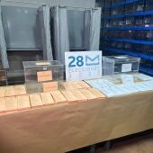 Urnas y papeletas en Alicante para las elecciones municipales y autonómicas del 28M.