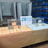 Urnas y papeletas en Alicante para las elecciones municipales y autonómicas del 28M. Urnas y papeletas en Alicante para las elecciones municipales y autonómicas del 28M.