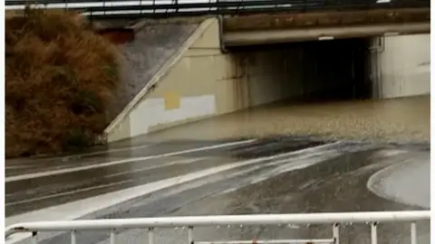 Acceso cortado a Carrefour, por la inundación del túnel que pasa por debajo de la N-340 Acceso cortado a Carrefour, por la inundación del túnel que pasa por debajo de la N-340