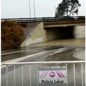 Acceso cortado a Carrefour, por la inundación del túnel que pasa por debajo de la N-340 Acceso cortado a Carrefour, por la inundación del túnel que pasa por debajo de la N-340