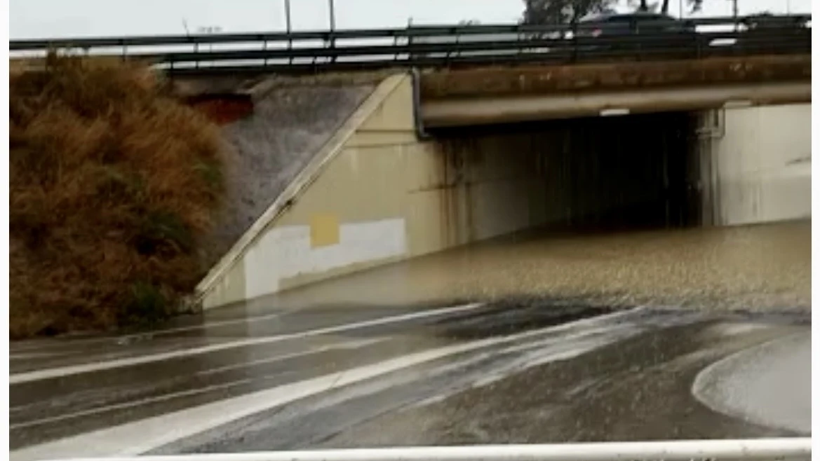 Acceso cortado a Carrefour, por la inundación del túnel que pasa por debajo de la N-340 Acceso cortado a Carrefour, por la inundación del túnel que pasa por debajo de la N-340