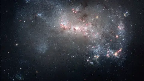 El Centro de Astrobiología del CSIC-INTA ubicado en Torrejón de Ardoz entra en el reducido grupo de centros de investigación que han conseguido tiempo de observación durante el segundo año de operaciones del Telescopio Espacial James Webb Galaxia NGC 4449