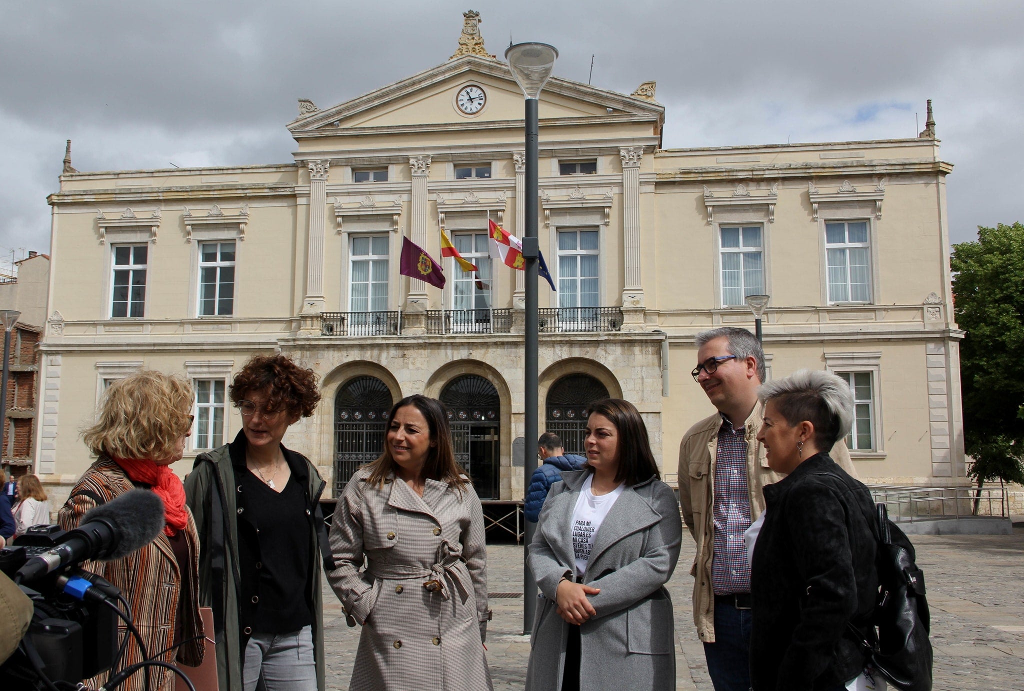 Andrés se compromete a agilizar licencias y municipalizar servicios Andrés se compromete a agilizar licencias y municipalizar servicios