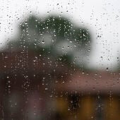 En la imagen de archivo, detalle de la lluvia sobre un cristal, en la localidad cántabra de Hinojedo.