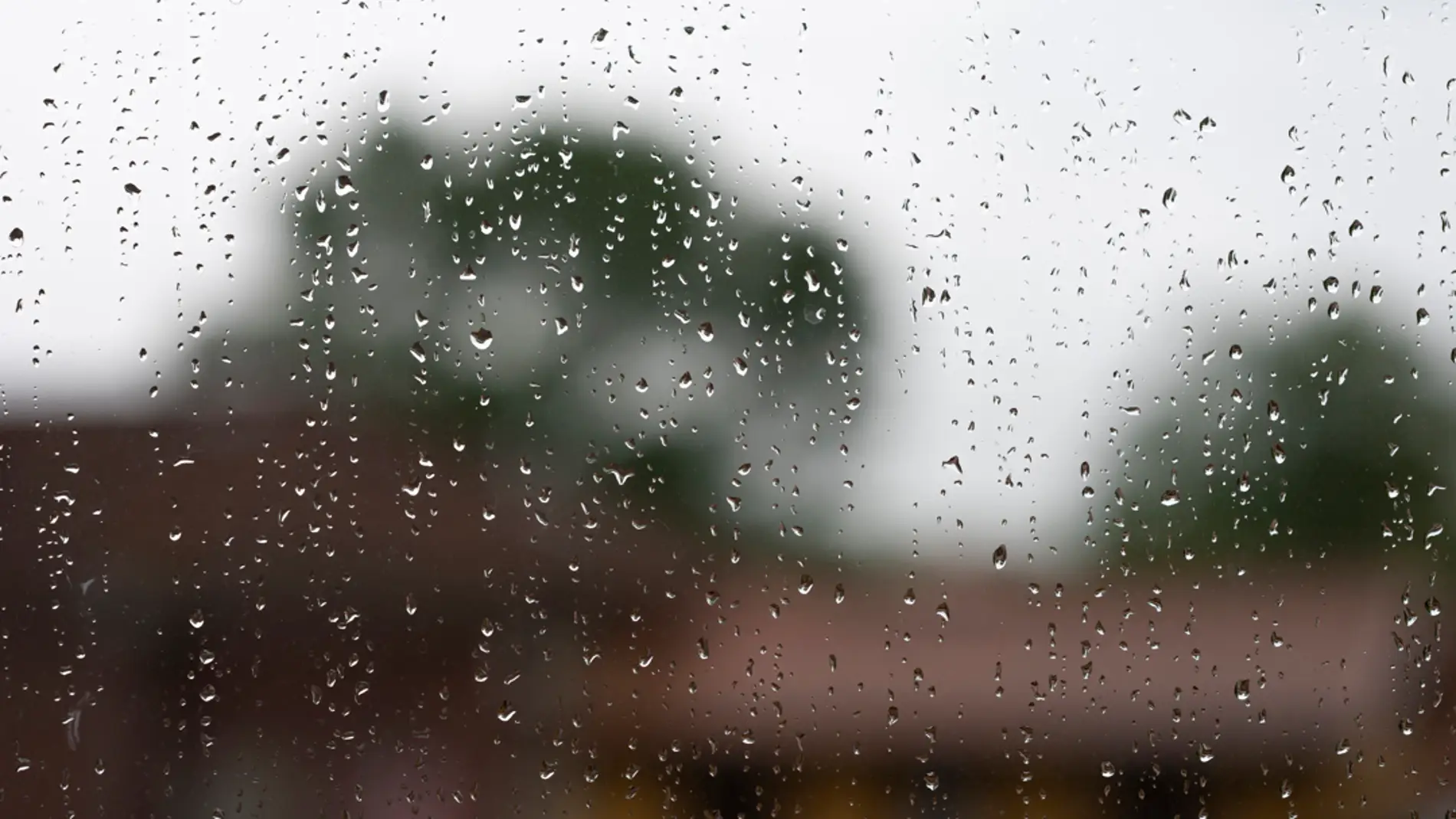 En la imagen de archivo, detalle de la lluvia sobre un cristal, en la localidad cántabra de Hinojedo.