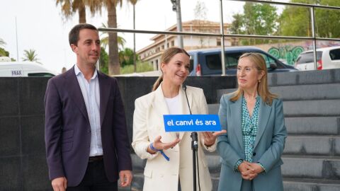 La candidata del PP balear a la presidencia del Govern, Marga Prohens, junto a la exministra Ana Pastor y al candidato al Consell de Mallorca, Llorenç Galmés. 