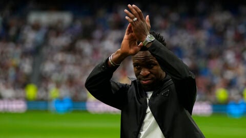Vinicius saluda al Bernab&eacute;u