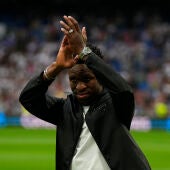 Vinicius saluda al Bernabéu