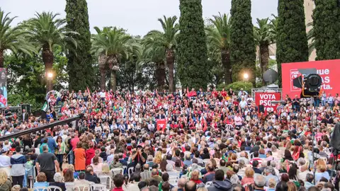 Sánchez y Vara "exhiben músculo" en Badajoz ante más de 5.000 personas Sánchez y Vara "exhiben músculo" en Badajoz ante más de 5.000 personas
