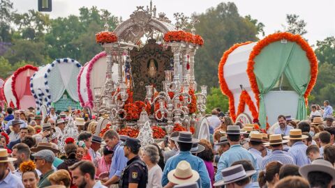 El simpecado de la Hermandad de Sevilla por el puente de San Telmo, en la Romería del Rocío del pasado año