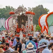 El simpecado de la Hermandad de Sevilla por el puente de San Telmo, en la Romería del Rocío del pasado año El simpecado de la Hermandad de Sevilla por el puente de San Telmo, en la Romería del Rocío del pasado año