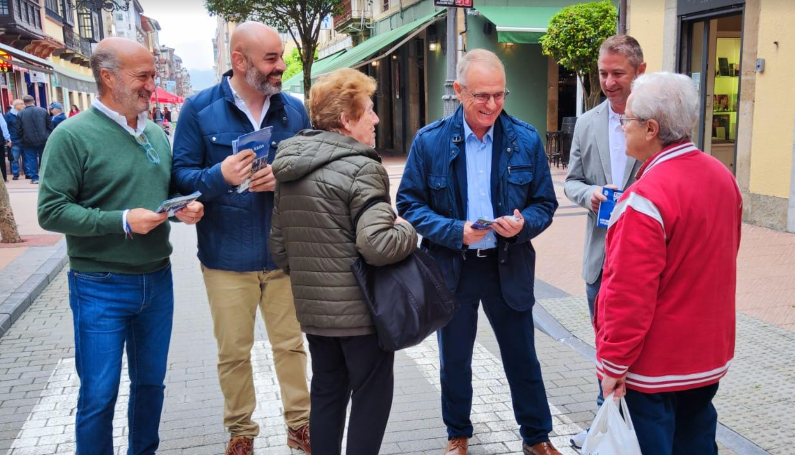 El candidato del Partido Popular a la presidencia, Diego Canga, visitó Ribadesella criticando que el concejo está olvidado por el PSOE El candidato del Partido Popular a la presidencia, Diego Canga, visitó Ribadesella criticando que el concejo está olvidado por el PSOE