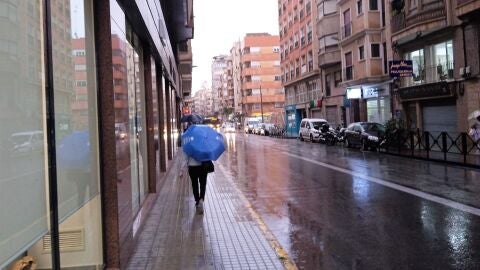 Ciudadanos con paraguas en Elche en un día lluvioso.