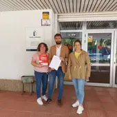 Los representantes sindicales con el convenio colectivo firmado Los representantes sindicales con el convenio colectivo firmado