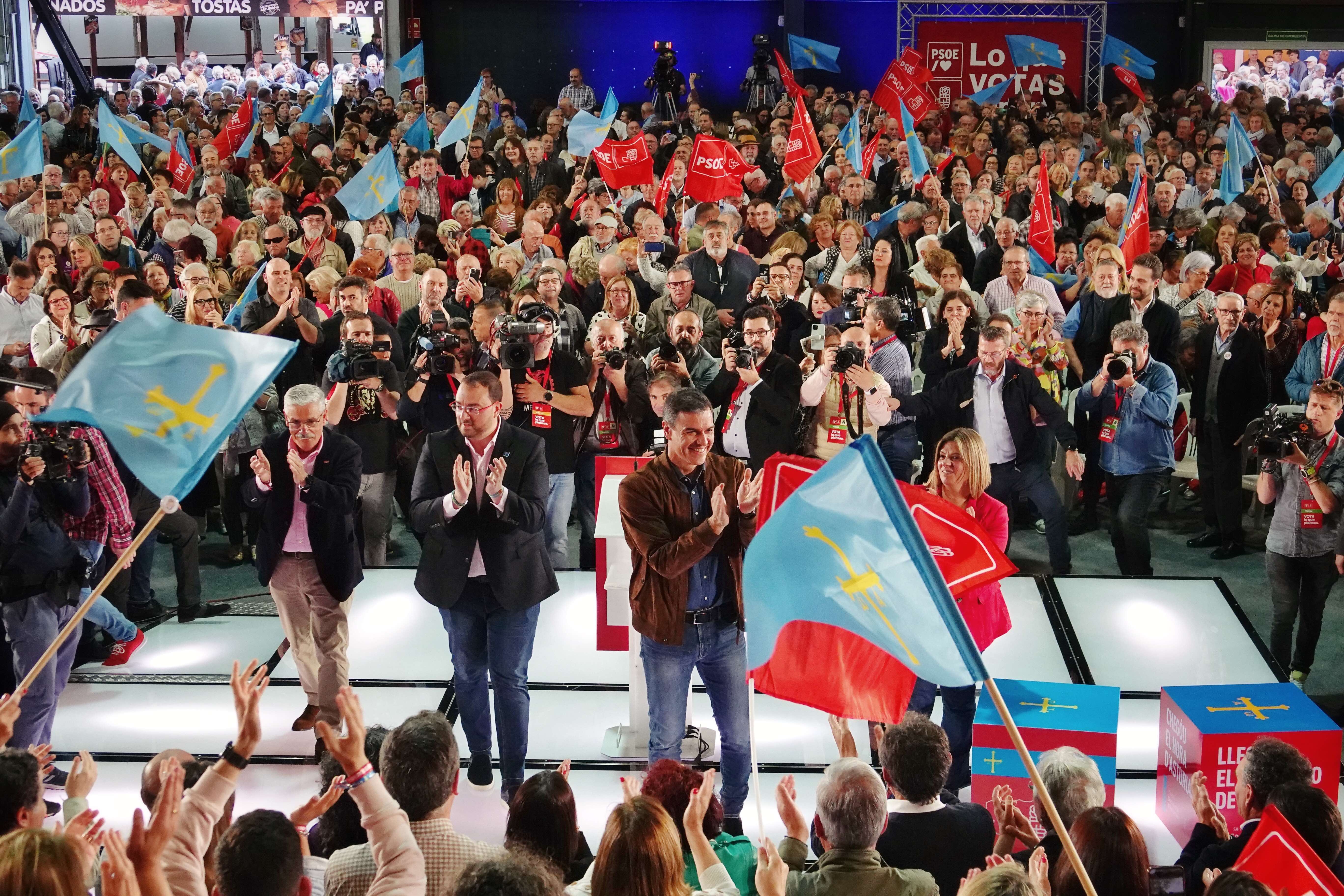 Pedro Sánchez pide el voto para reforzar el estado del bienestar en Asturias Pedro Sánchez pide el voto para reforzar el estado del bienestar en Asturias