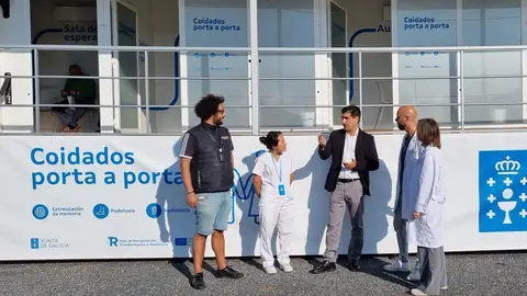 Gabriel Alén visita a unidade móbil "Coidados porta a porta" Gabriel Alén visita a unidade móbil "Coidados porta a porta"