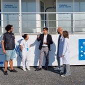 Gabriel Alén visita a unidade móbil "Coidados porta a porta"