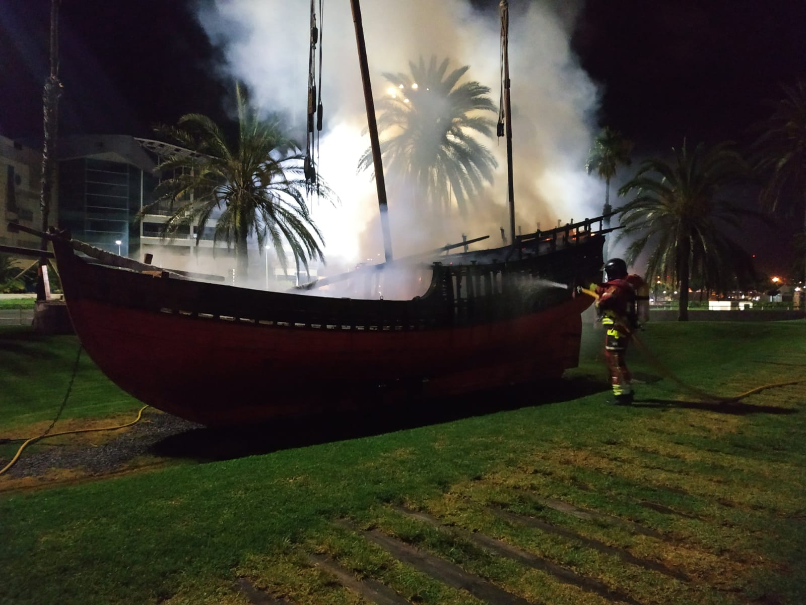 Los bomberos apagan un incendio en la réplica de La Niña en el Parque de Santa Catalina Los bomberos apagan un incendio en la réplica de La Niña en el Parque de Santa Catalina