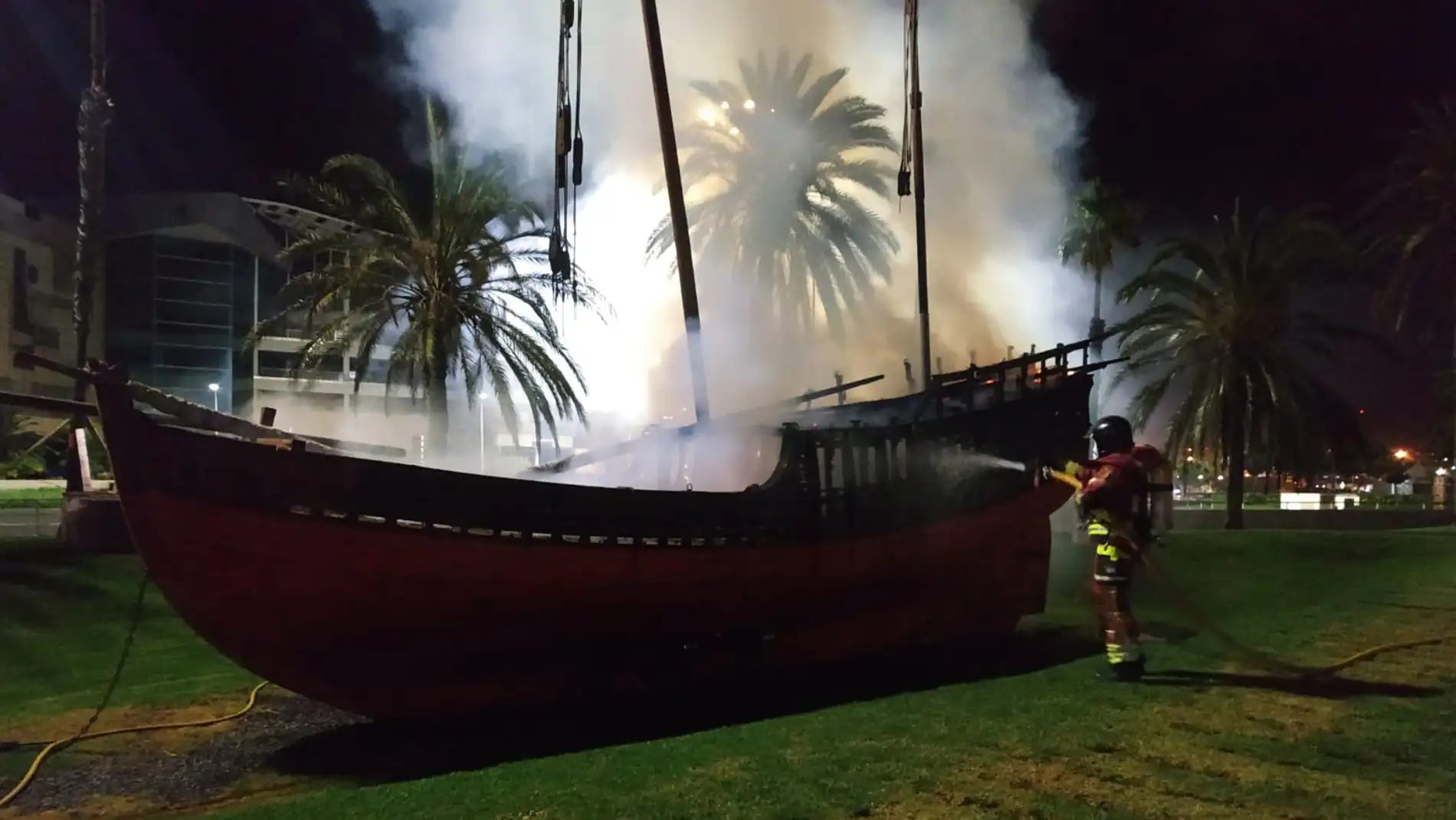 Imagen de la intervención de los bomberos de Las Palmas de Gran Canaria en el incendio
