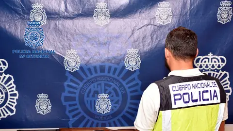 Agente de la Policía Nacional junto al arma y sustancia estupefaciente incautadas al detenido en Elche. Agente de la Policía Nacional junto al arma y sustancia estupefaciente incautadas al detenido en Elche.