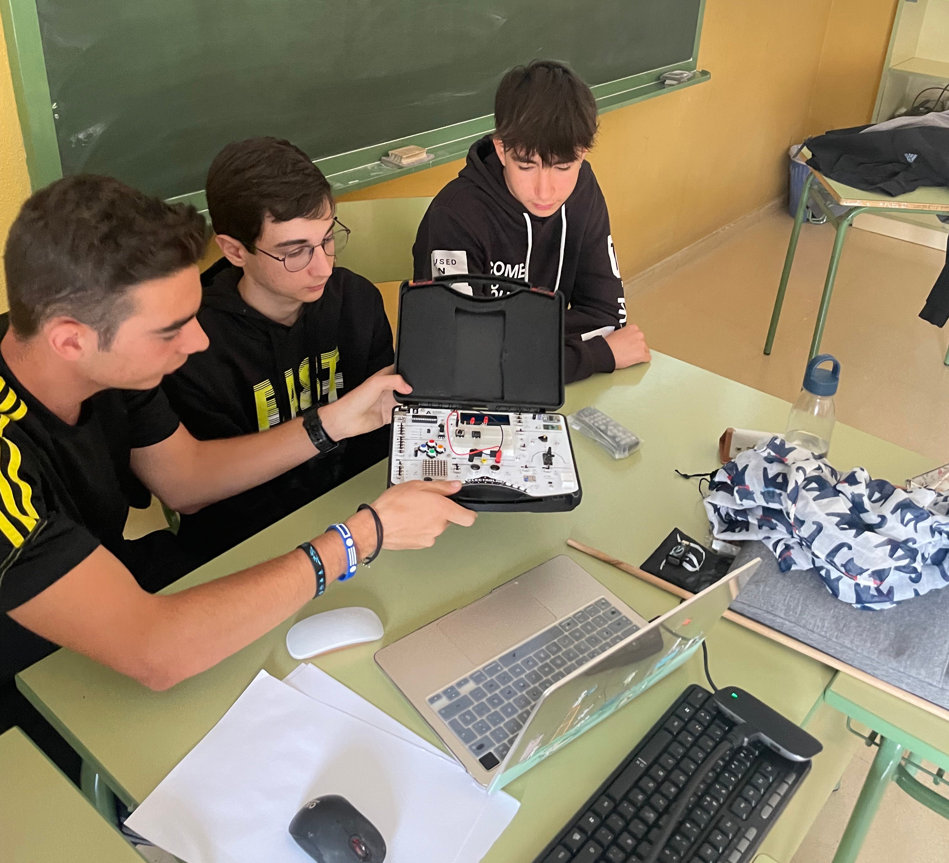 El instituto albaceteño Ramón y Cajal representará a la UCLM en la Olimpiada Nacional de Telecomunicaciones El instituto albaceteño Ramón y Cajal representará a la UCLM en la Olimpiada Nacional de Telecomunicaciones