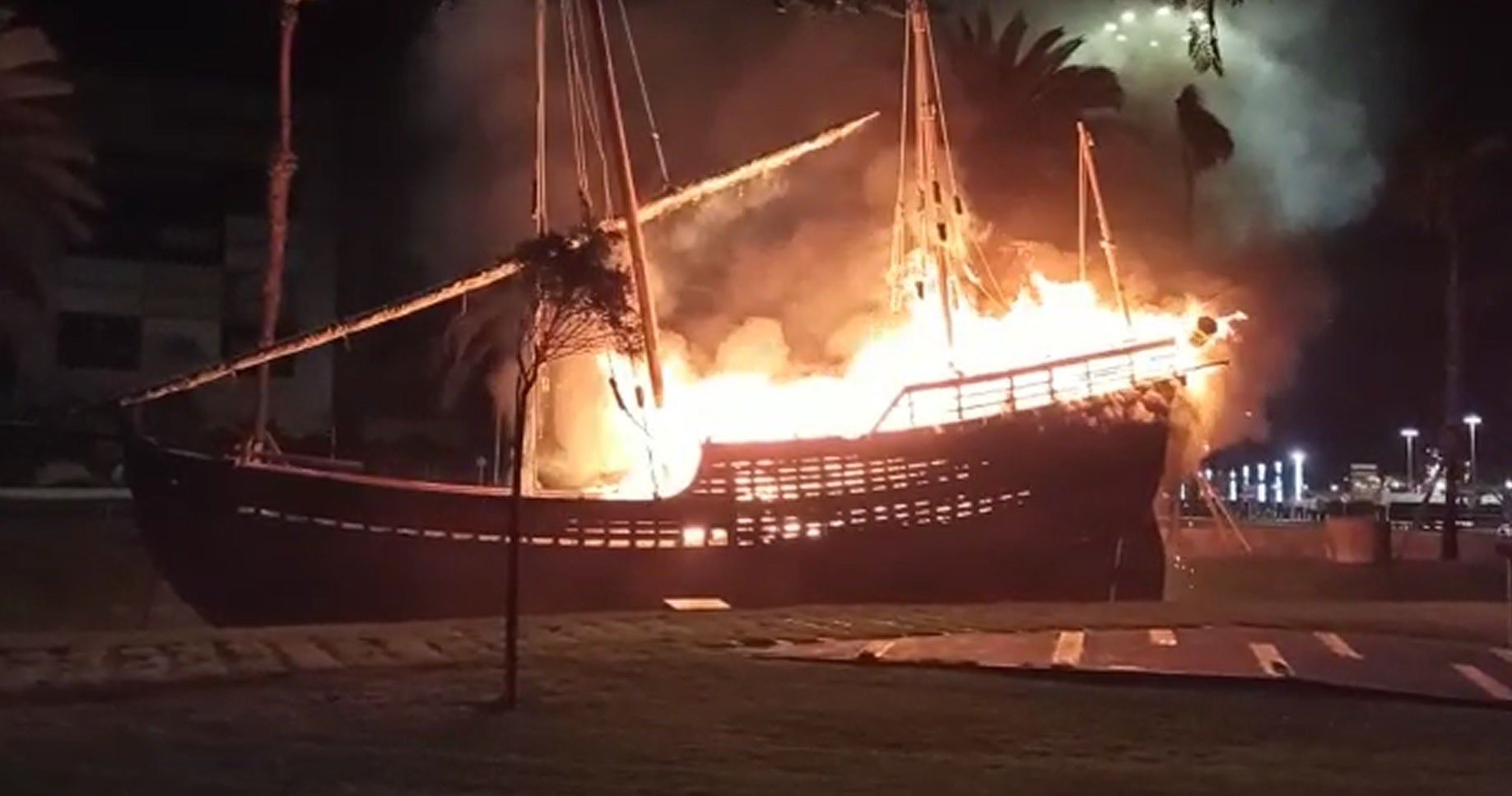 Vídeo: Incendio de la réplica de La Niña en el Parque de Santa Catalina Vídeo: Incendio de la réplica de La Niña en el Parque de Santa Catalina