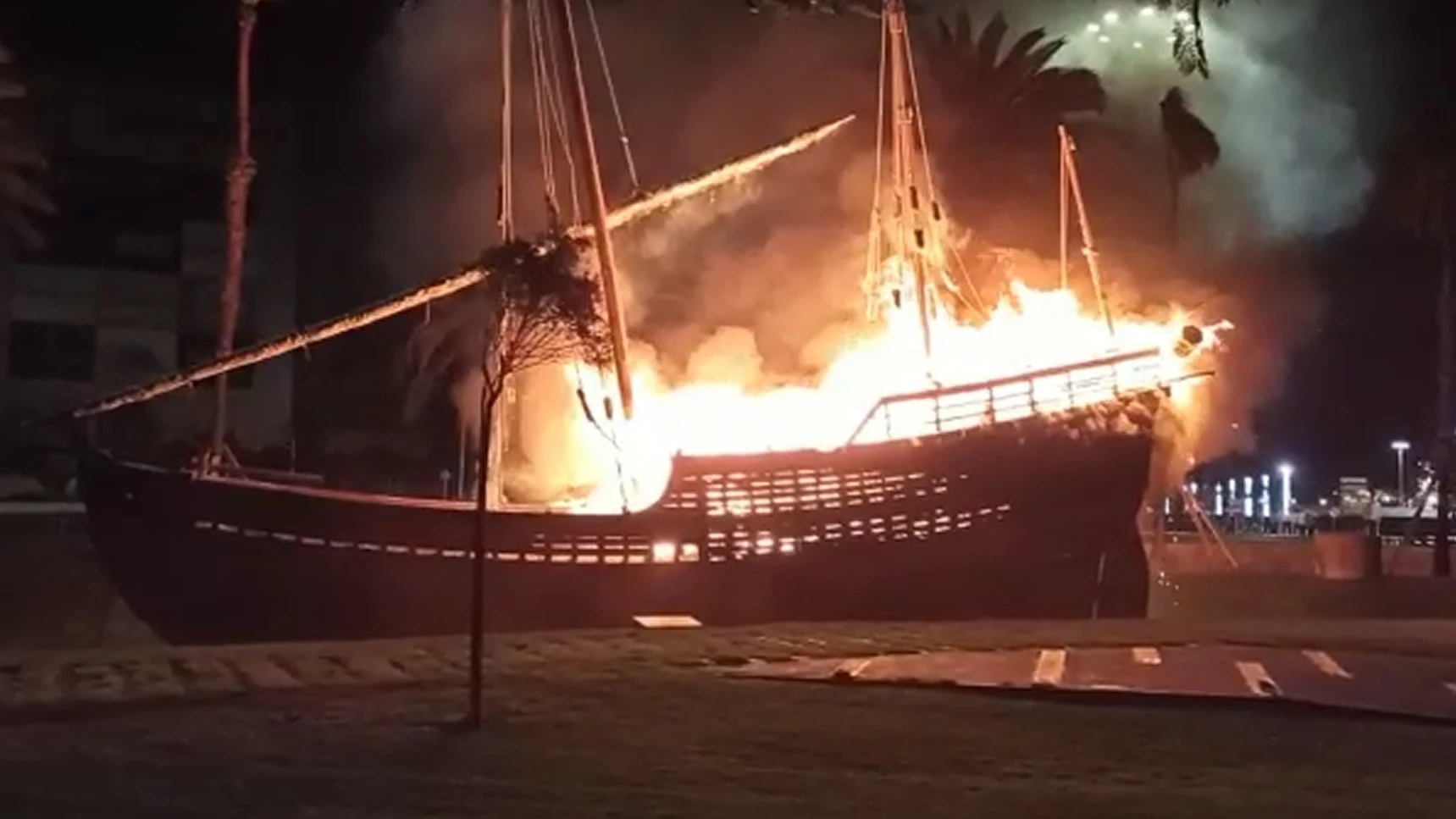 Incendio de la r&eacute;plica de La Ni&ntilde;a en Las Palmas de Gran Canaria
