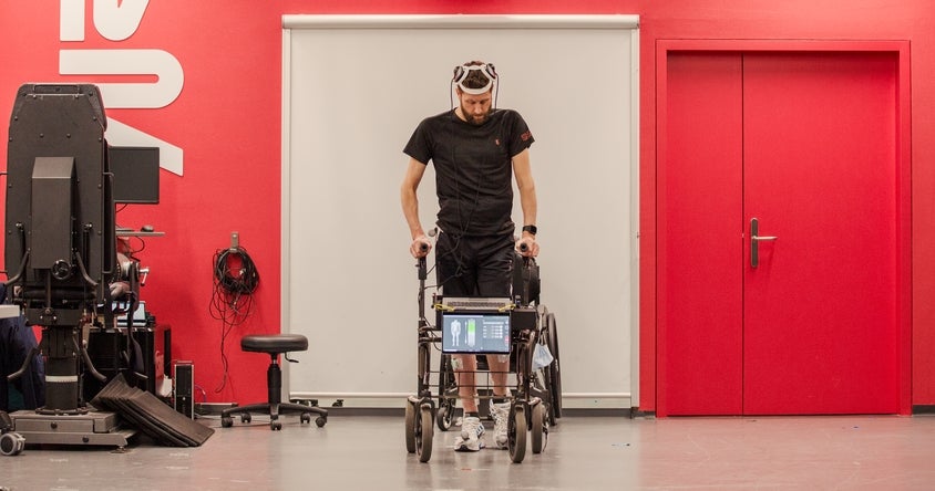 Un hombre parapléjico vuelve a andar gracias a un implante entrenado con inteligencia artificial Un hombre parapléjico vuelve a andar gracias a un implante entrenado con inteligencia artificial