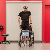 Un hombre parapléjico vuelve a andar gracias a un implante entrenado con inteligencia artificial