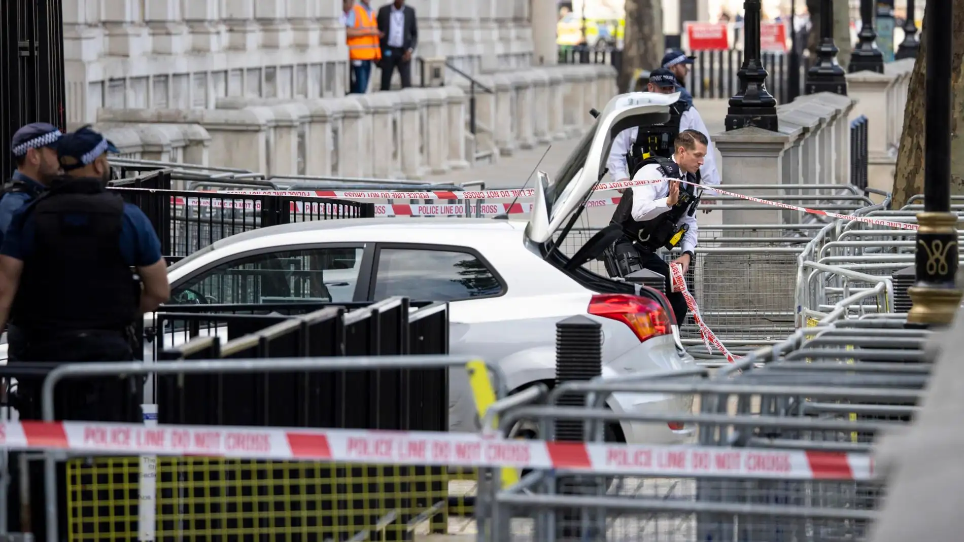 Un detenido por daños y conducción peligrosa tras colisionar su coche en Downing Street
