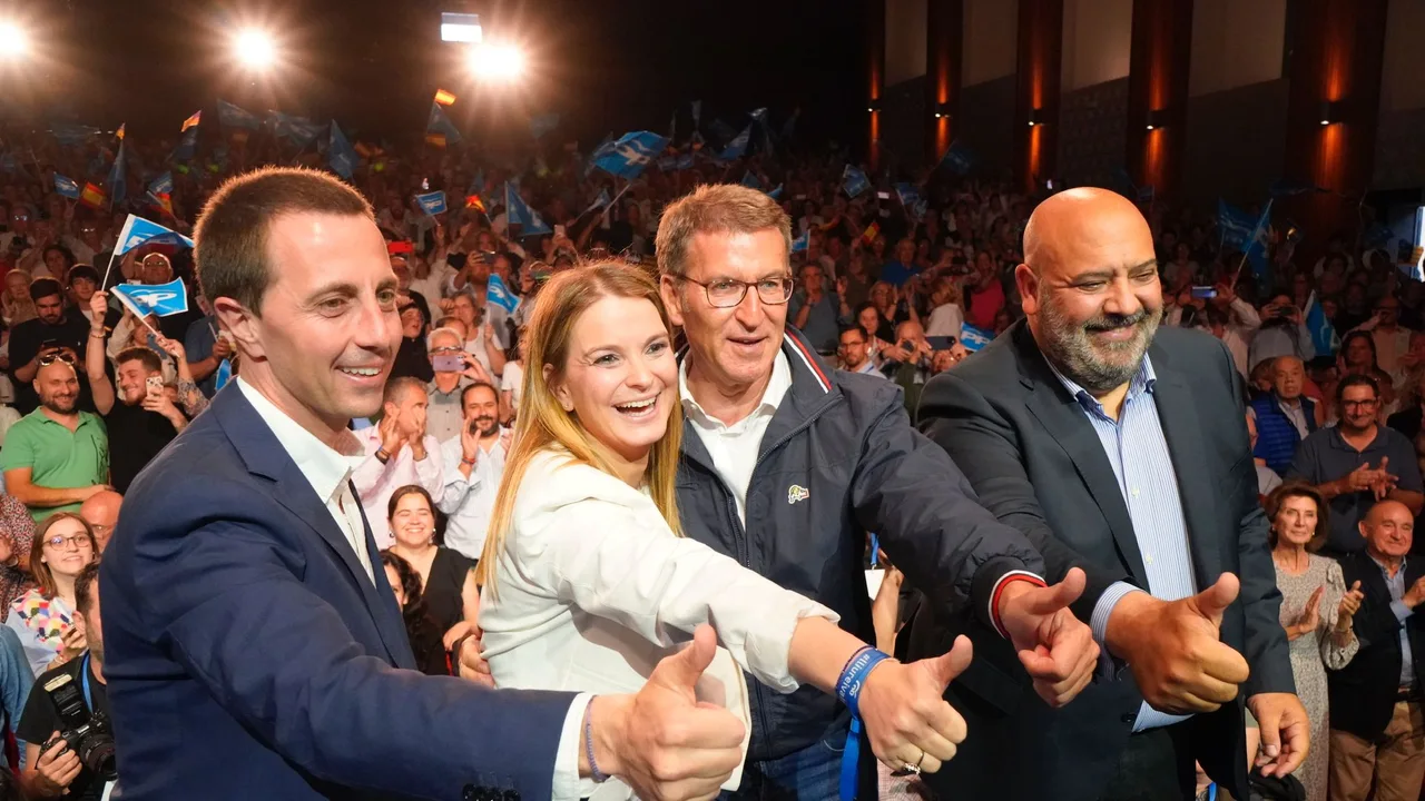El candidato del PP a la presidencia del Consell de Mallorca, Llorenç Galmés; la candidata a la presidencia del Govern, Marga Prohens; el presidente nacional del PP, Alberto Núñez Feijóo; y el candidato a la alcaldía de Palma, Jaime Martínez.