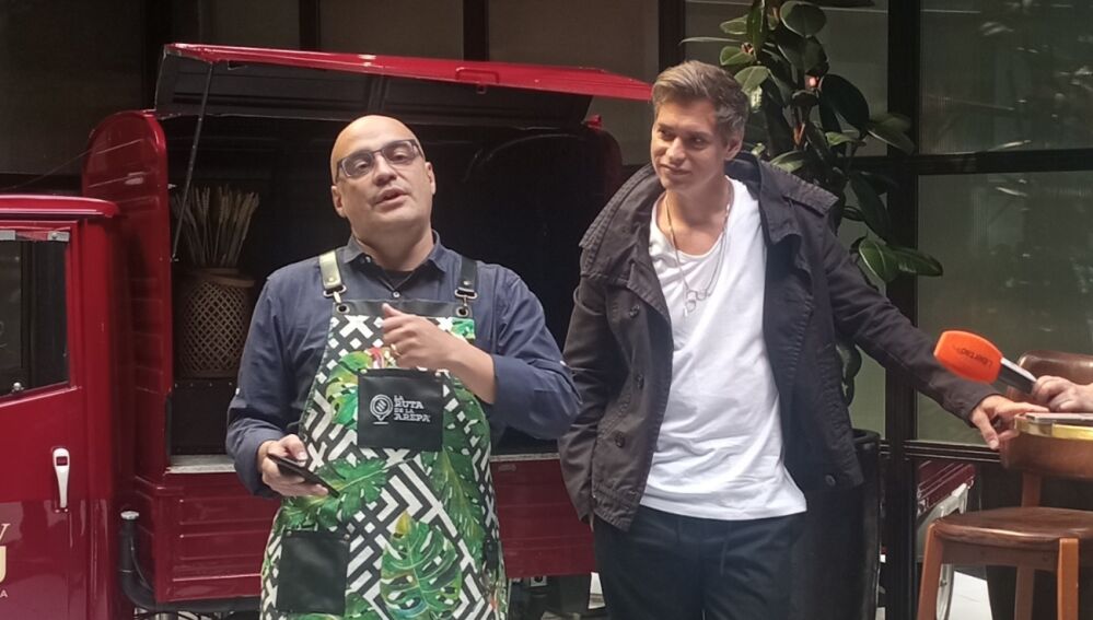 El artista Carlos Baute junto a Ernesto Lotitto